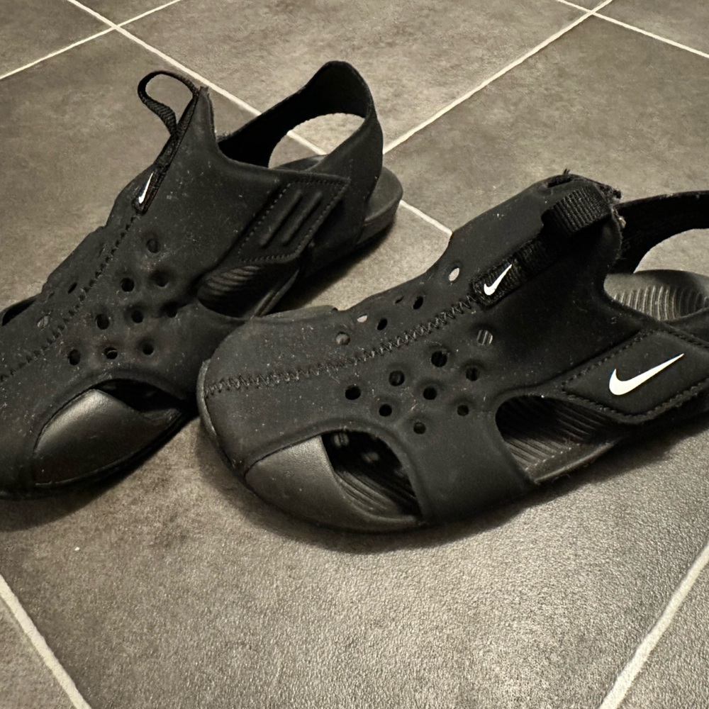 Little boys Nike sandals